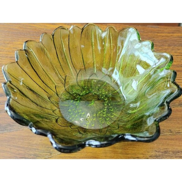 Vintage Indiana Avocado Green Glass Sunflower Shaped Candy Dish Scalloped Edges - Picture 3 of 9